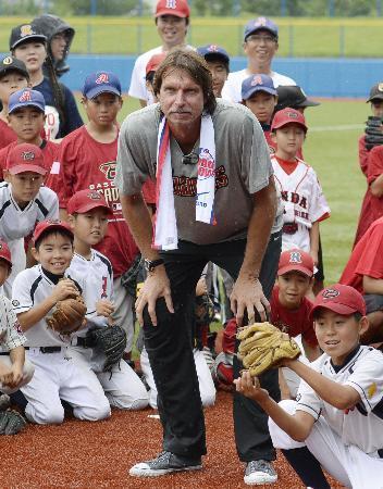 　野球教室で子どもの投球を見つめるランディ・ジョンソン氏＝１７日午後、宮城県石巻市