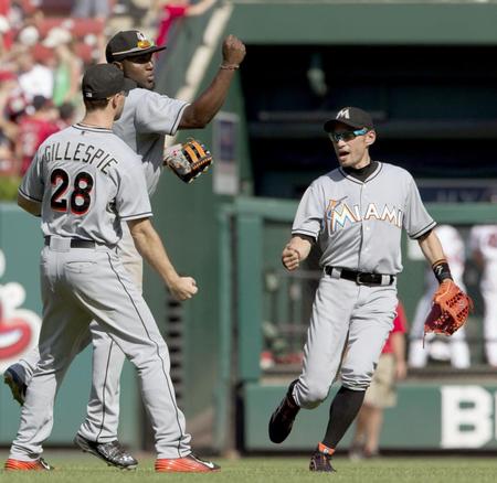 　カージナルスに勝利し、喜ぶマーリンズのイチロー（右）ら外野陣＝セントルイス（共同）
