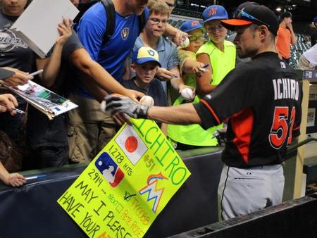 　“カッブ超え”のメッセージボードを持参した敵地ファンらにサインをするイチロー（撮影・小林信行）