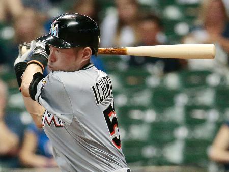 　ブルワーズ戦の９回、二ゴロに倒れ５打数無安打に終わったマーリンズのイチロー＝ミルウォーキー（共同）