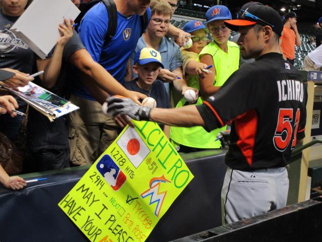 　“カッブ超え”のメッセージボードを持参した敵地ファンらにサインをするイチロー（撮影・小林信行）