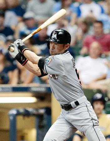 　ブルワーズ戦の７回、左中間に二塁打を放つマーリンズのイチロー＝ミルウォーキー（共同）