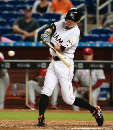 　フィリーズ戦の８回、右中間に三塁打を放つマーリンズのイチロー＝マイアミ（共同）