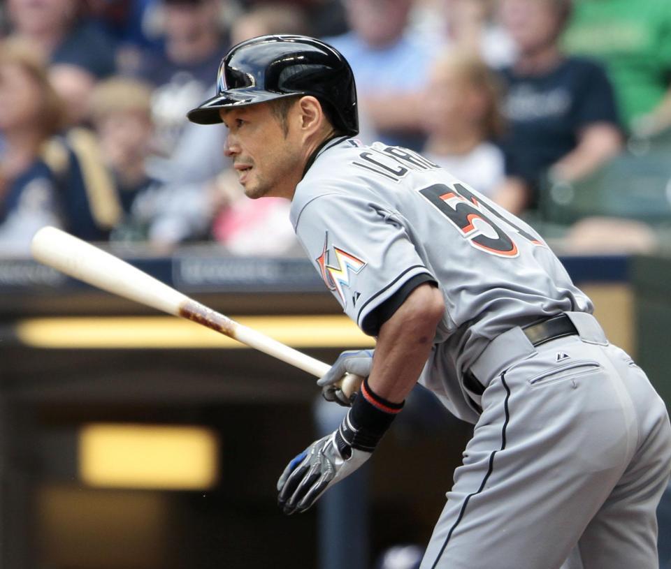 　ブルワーズ戦の８回、二ゴロに倒れるマーリンズのイチロー＝ミルウォーキー（共同）