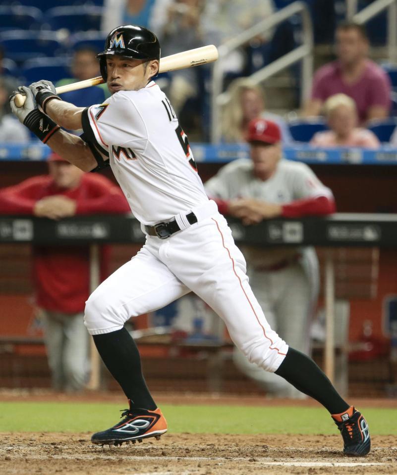 　８回、左前打を放つマーリンズのイチロー（共同）