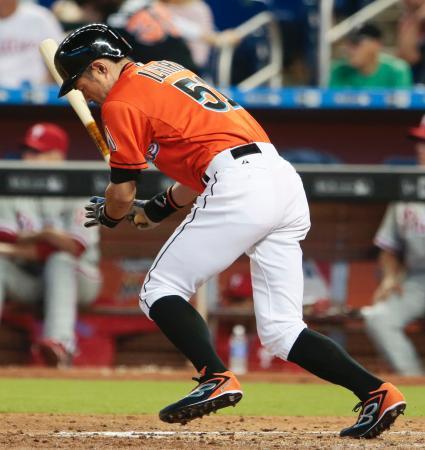 　フィリーズ戦の６回、代打で一ゴロに倒れるマーリンズのイチロー＝マイアミ（共同）