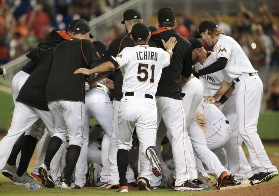 　メッツにサヨナラ勝ちし、歓喜の輪に加わるマーリンズのイチロー（51）＝マイアミ（共同）