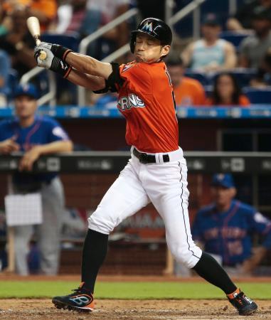 　メッツ戦の９回、空振り三振に倒れるマーリンズのイチロー＝マイアミ（共同）