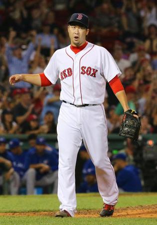 　ブルージェイズ戦の８回１死一、二塁から登板し、無得点に抑えたレッドソックス・田沢＝ボストン（共同）