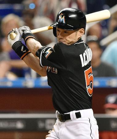 　ナショナルズ戦の６回、左前打を放つマーリンズのイチロー＝マイアミ（共同）