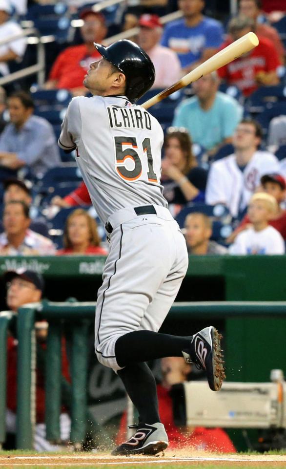 　１回、二飛に倒れるマーリンズのイチロー（共同）