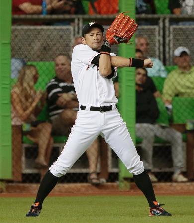 　ブレーブス戦の９回、左翼の守備に就きストレッチをするマーリンズのイチロー＝マイアミ（共同）