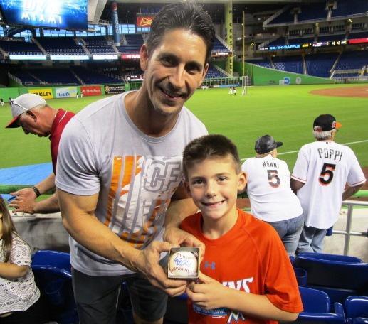 ２２年ぶりに再会したイチローのサインボールを手に笑顔を見せるビアスチさん親子＝マイアミ（撮影・小林信行）