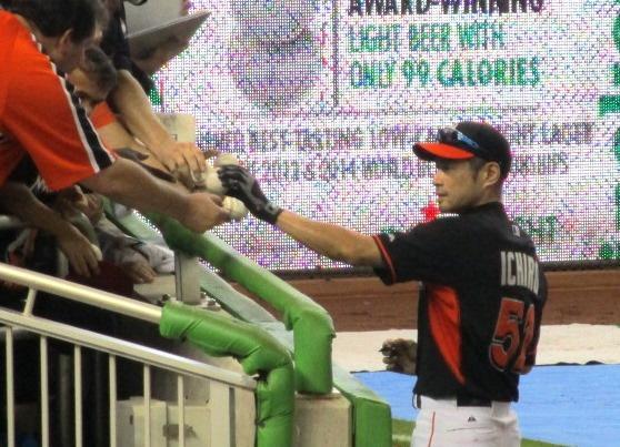 試合前に地元ファンにサインをするイチロー＝マイアミ（撮影・小林信行）