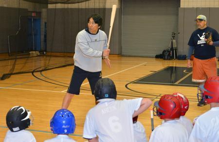 　ニューヨークで開催した野球教室で、打撃を指導する松井秀喜氏＝４日（共同）