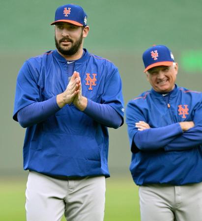 前日練習で第１戦先発のハービー（左）と話すメッツのコリンズ監督＝カンザスシティー（共同）