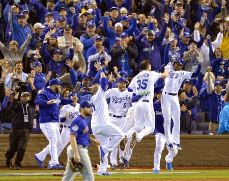 　延長１４回、メッツにサヨナラ勝ちし喜ぶホスマー（３５）らロイヤルズナイン（共同）