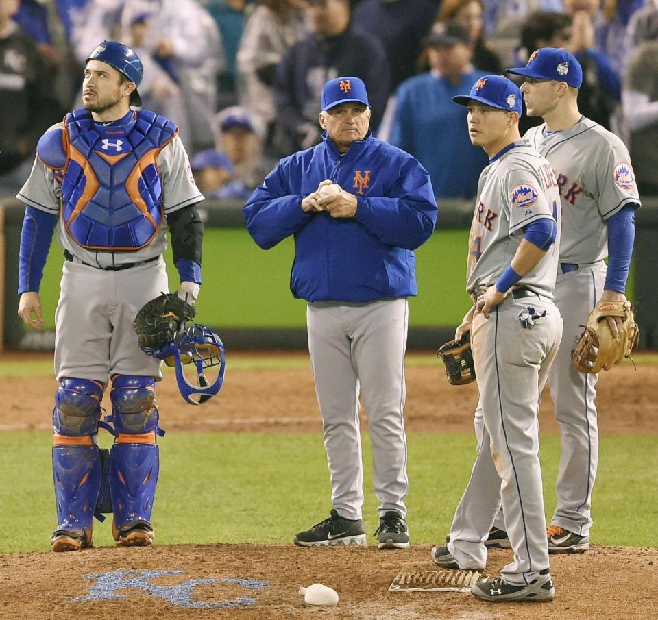 　８回、投手交代を告げたメッツのコリンズ監督（左から２人目）（共同）