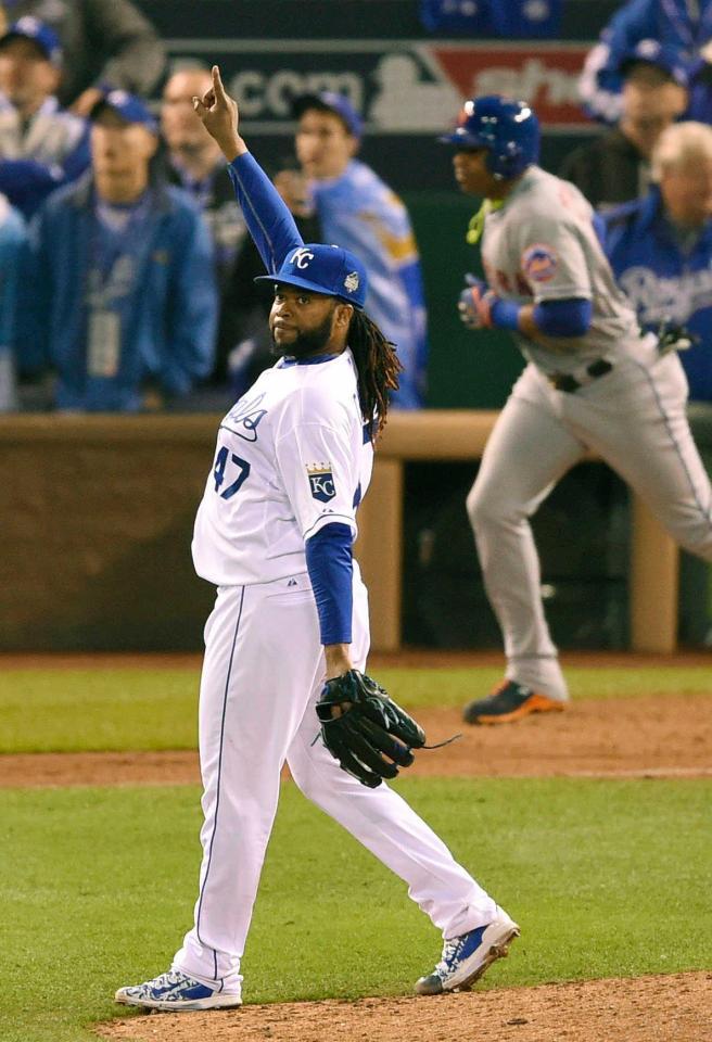 　９回、最後の打者・セスペデス（右）を右飛に打ち取り完投勝利のロイヤルズのクエト（共同）