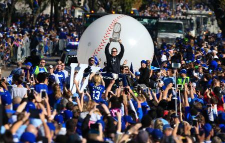 ロイヤルズが優勝パレード
