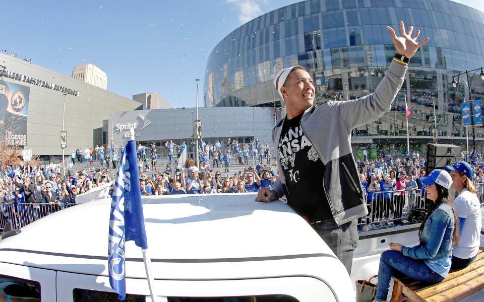 　優勝パレードで、ファンに手を振るＭＶＰのペレス（ＡＰ＝共同）