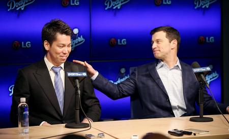 　ドジャースの入団会見をする前田健太投手。右はフリードマン編成本部長＝７日、ロサンゼルス（ゲッティ＝共同）