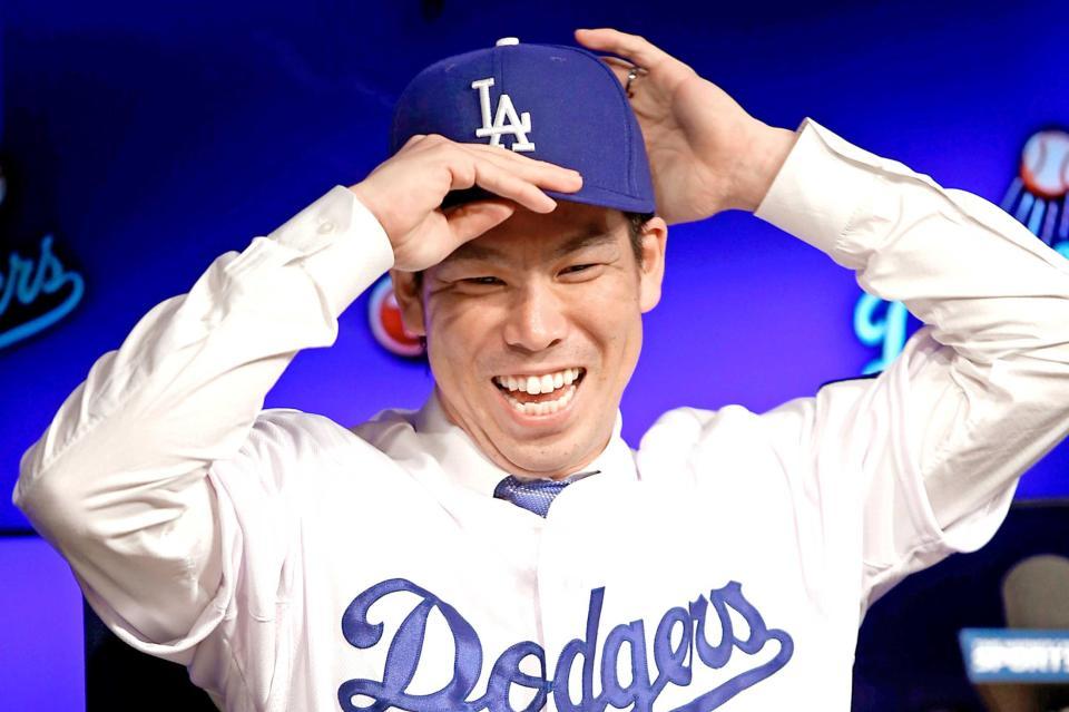 　入団会見で、笑顔で帽子をかぶる前田（ゲッティ＝共同）