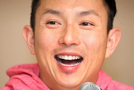 　会見で笑顔を見せる川崎