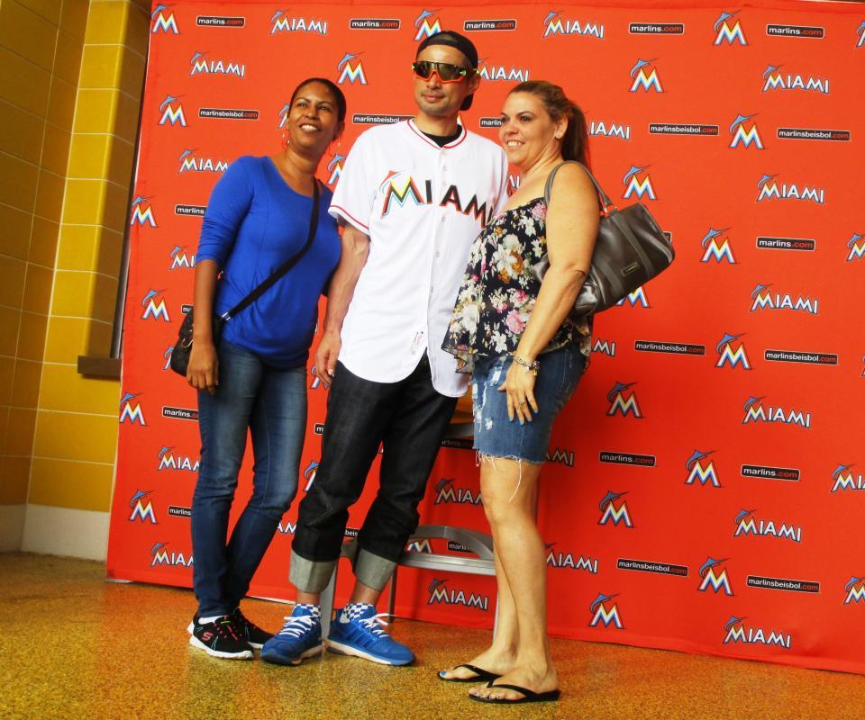 サプライズ登場でファンを喜ばせたイチロー＝マイアミ（撮影・小林信行）