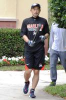 黒バットを手に打撃練習に向かうイチロー＝ジュピター（撮影・小林信行）