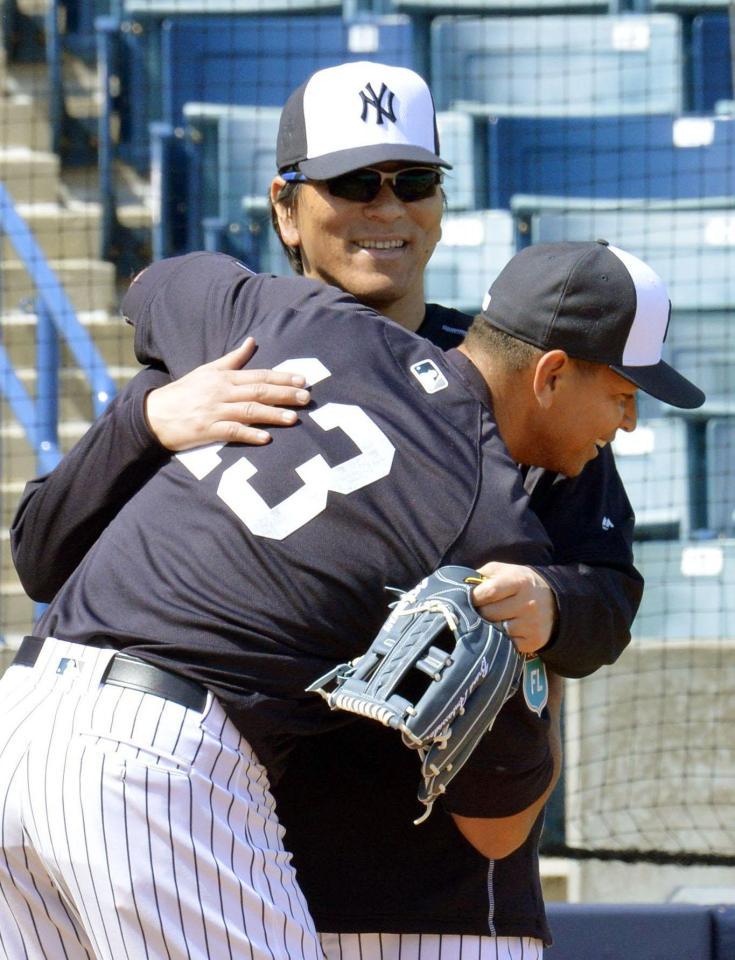 　ロドリゲスと抱き合うヤンキースのＧＭ特別アドバイザーの松井秀喜氏（共同）