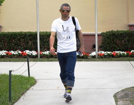 １週間連続でダウンタウン・浜田から贈られたＴシャツで球場入りしたイチロー＝ジュピター（撮影・小林信行）