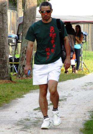 浜ちゃんシリーズを終了し、新たな展開を予感させるＴシャツで球場入りしたイチロー＝ジュピター（撮影・小林信行）