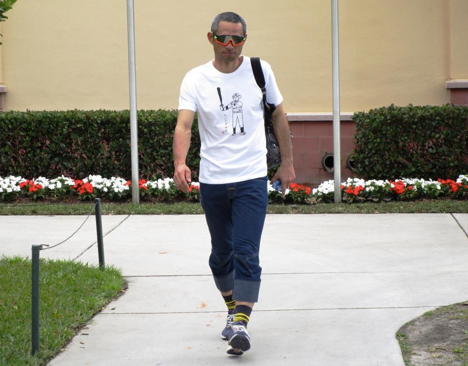 １週間連続でダウンタウン・浜田から贈られたＴシャツで球場入りしたイチロー＝ジュピター（撮影・小林信行）