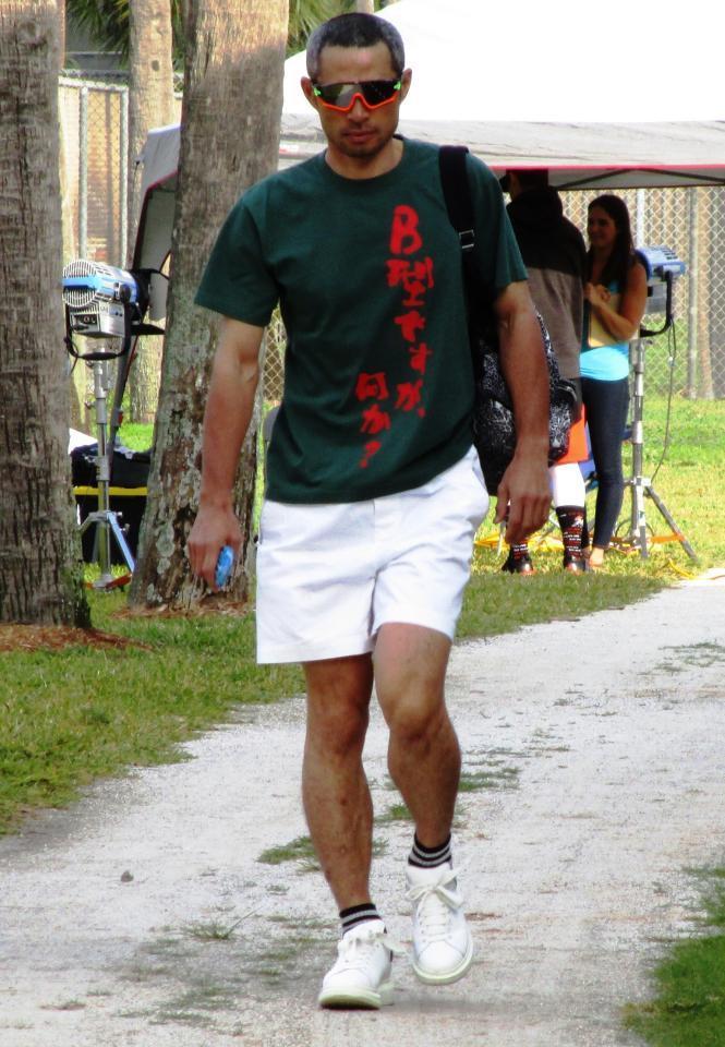 浜ちゃんシリーズを終了し、新たな展開を予感させるＴシャツで球場入りしたイチロー＝ジュピター（撮影・小林信行）