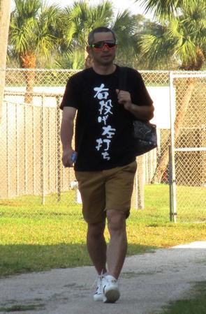 前日に続いて“個人情報”をＴシャツで伝えたイチロー＝ジュピター（撮影・小林信行）