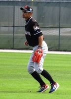 今季初のオープン戦にそなえてセンターで守備練習をするイチロー＝ジュピター