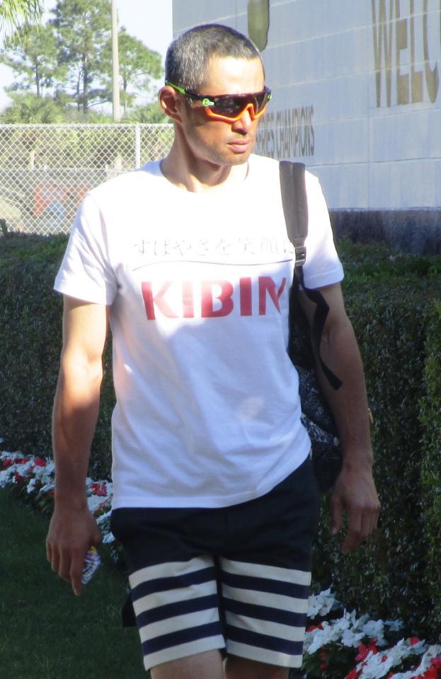 “もじりＴシャツ”で球場入りしたイチロー＝ジュピター（撮影・小林信行）