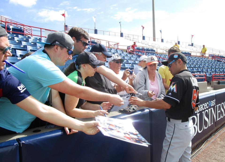 阪神の帽子をかぶった地元ファンらにサインするイチロー＝ビエラ（撮影・小林信行）