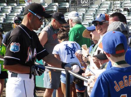 試合前のフィールドでサインするイチロー＝ジュピター（撮影・小林信行）