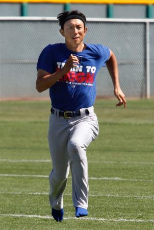 　試合メンバーから外れ、シューズを履かずにランニングするカブスとマイナー契約の川崎＝メサ（共同）