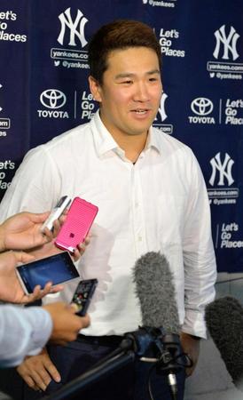 　２年連続の開幕投手に決まり、記者の質問に笑顔で答える田中（共同）