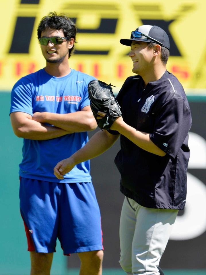 　試合前に談笑するダルビッシュ（左）と田中（共同）