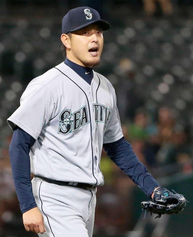 　６回、ピンチを切り抜けて雄たけびを上げるマリナーズ・岩隈（共同）