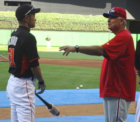 試合前のフィールドで元マリナーズ監督でフィリーズのマクラーレンコーチと談笑するイチロー（撮影・小林信行）