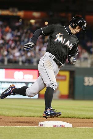 　７回、四球で出塁後、後続の適時打で本塁へ向かうマーリンズのイチロー（共同）