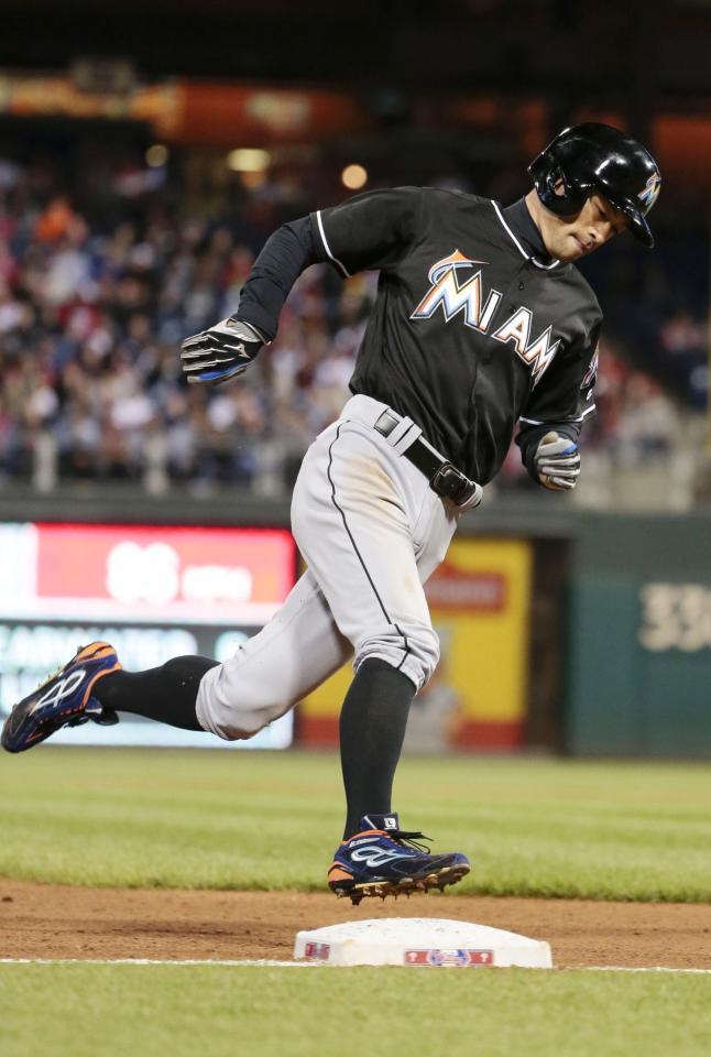 　７回、四球で出塁後、後続の適時打で本塁へ向かうマーリンズのイチロー（共同）