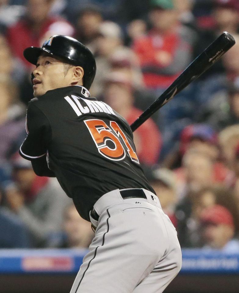 　フィリーズ戦の７回、代打で三塁後方に小飛球を放ち、打球の行方を見るマーリンズのイチロー。８日以来の安打となった＝フィラデルフィア（共同）