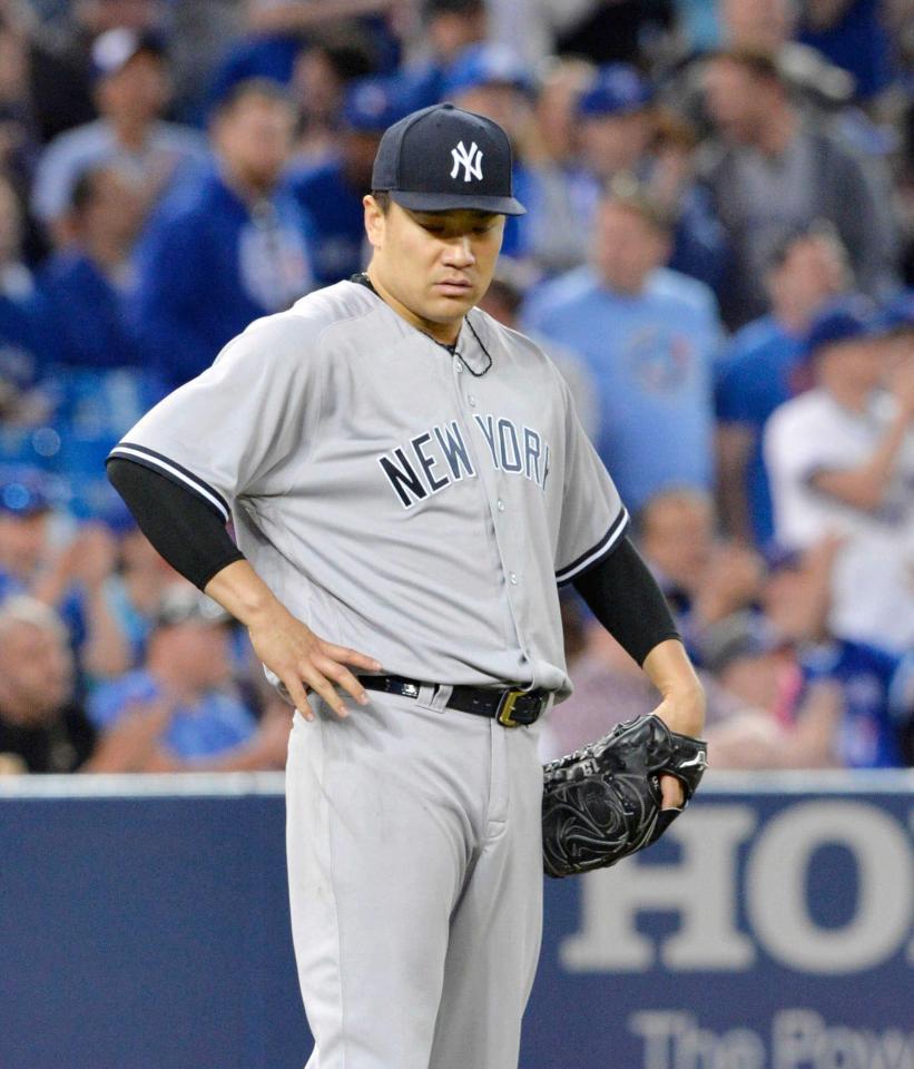 　６回、スモークの打球を中堅手が失策し、がっくりするヤンキース・田中（共同）