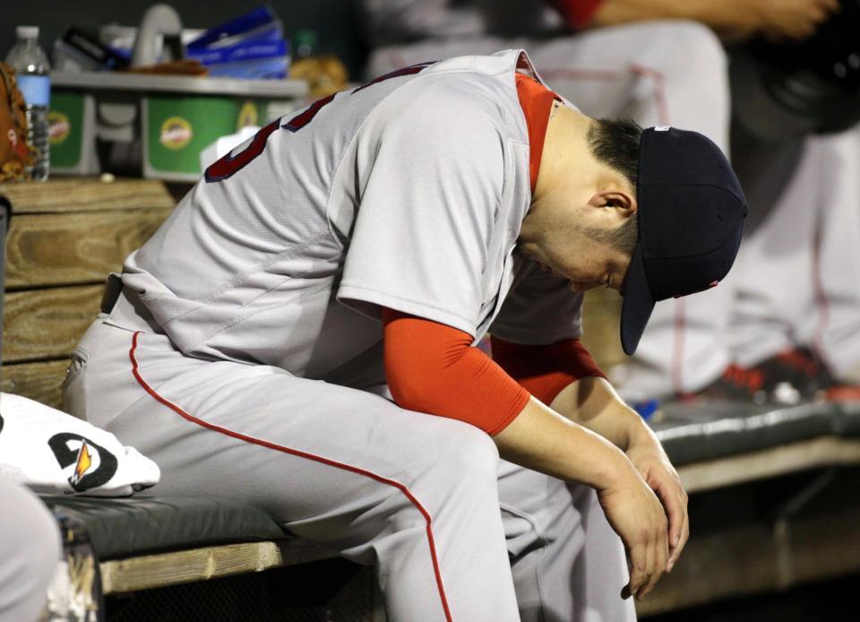 　オリオールズ戦の７回途中から１回を投げ、２本塁打を浴びて降板。ベンチでうつむくレッドソックス・田沢＝ボルティモア（ＡＰ＝共同）